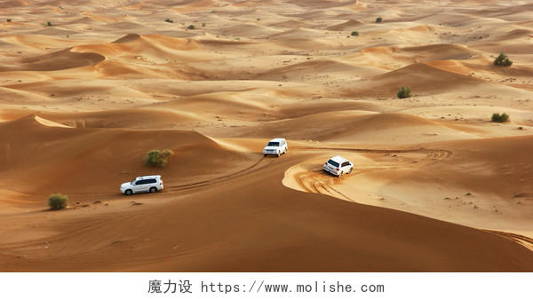 迪拜阿拉伯联合酋长国吉普车在迪拜的阿拉伯沙漠的沙丘沙漠旅游